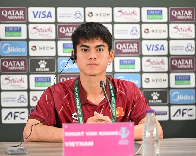 Hình ảnh giao dịch tài chính an toàn và nhanh chóng tại FCB8 Đá Gà, thể hiện sự tiện lợi trong việc nạp và rút tiền.